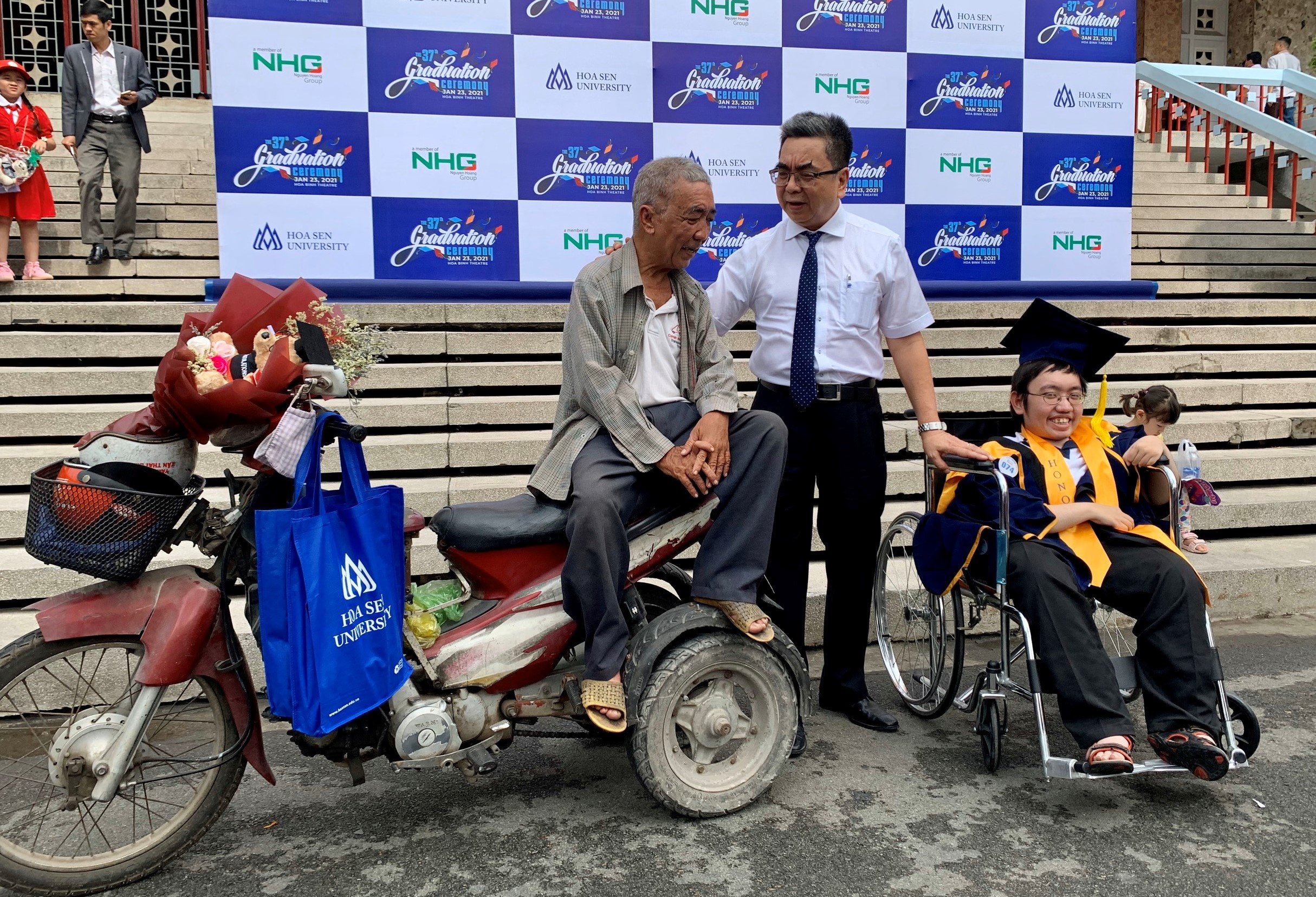 nam sinh tot nghiep tren xe lan anh 2