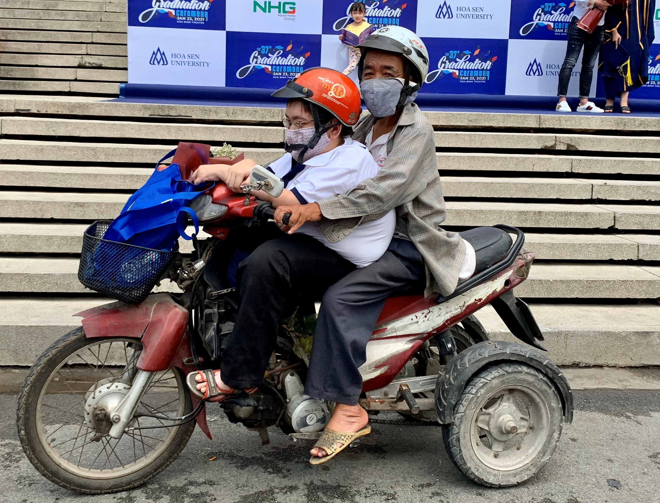 nam sinh tot nghiep tren xe lan anh 3