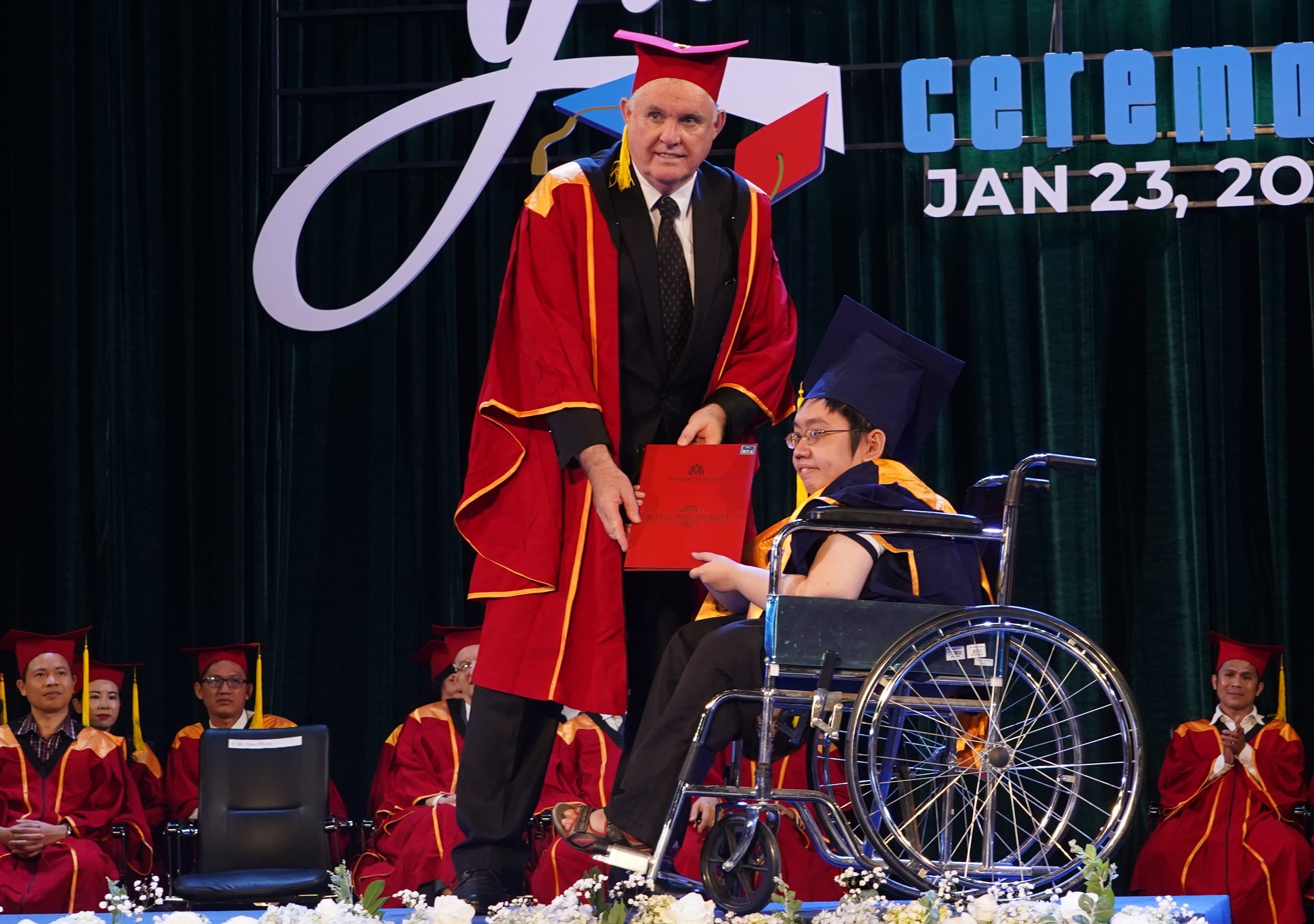 Chang trai tot nghiep tren chiec xe lan hinh anh