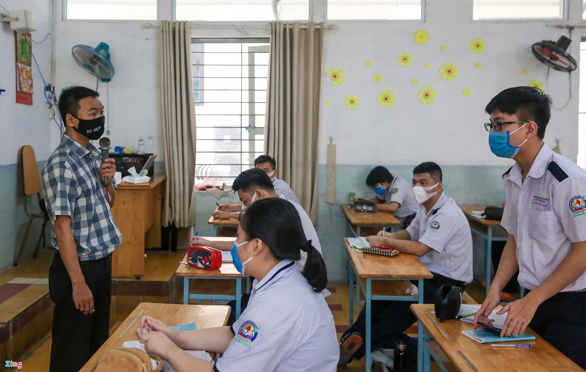 hoc sinh nghi dich Covid-19 anh 1