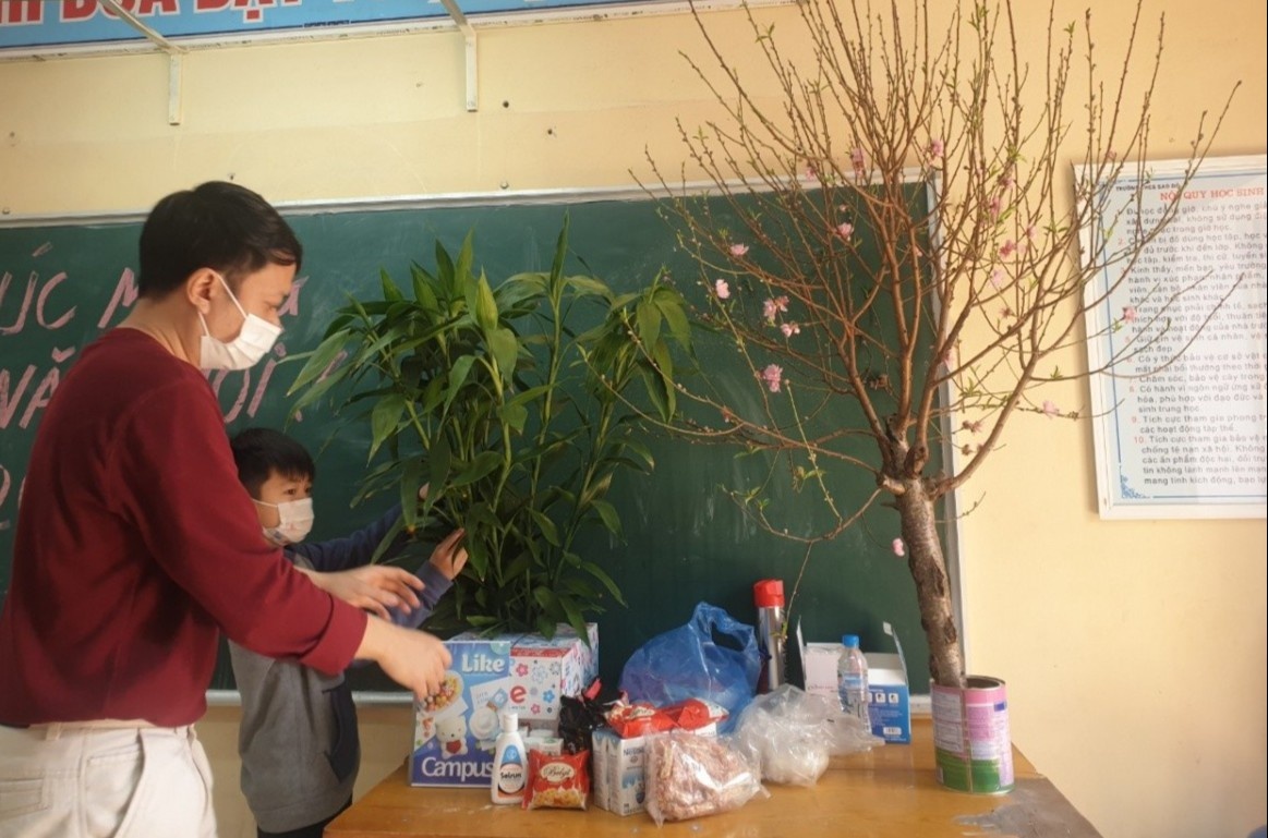 Thay tro truong THCS Sao Do chuan bi Tet ngay tai diem cach ly hinh anh