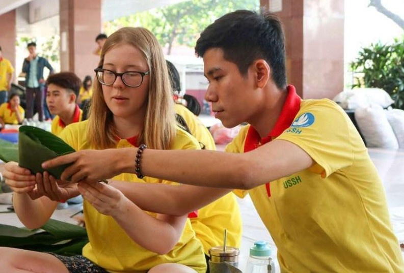 Hang tram du hoc sinh khong ve nuoc vi Covid-19 hinh anh