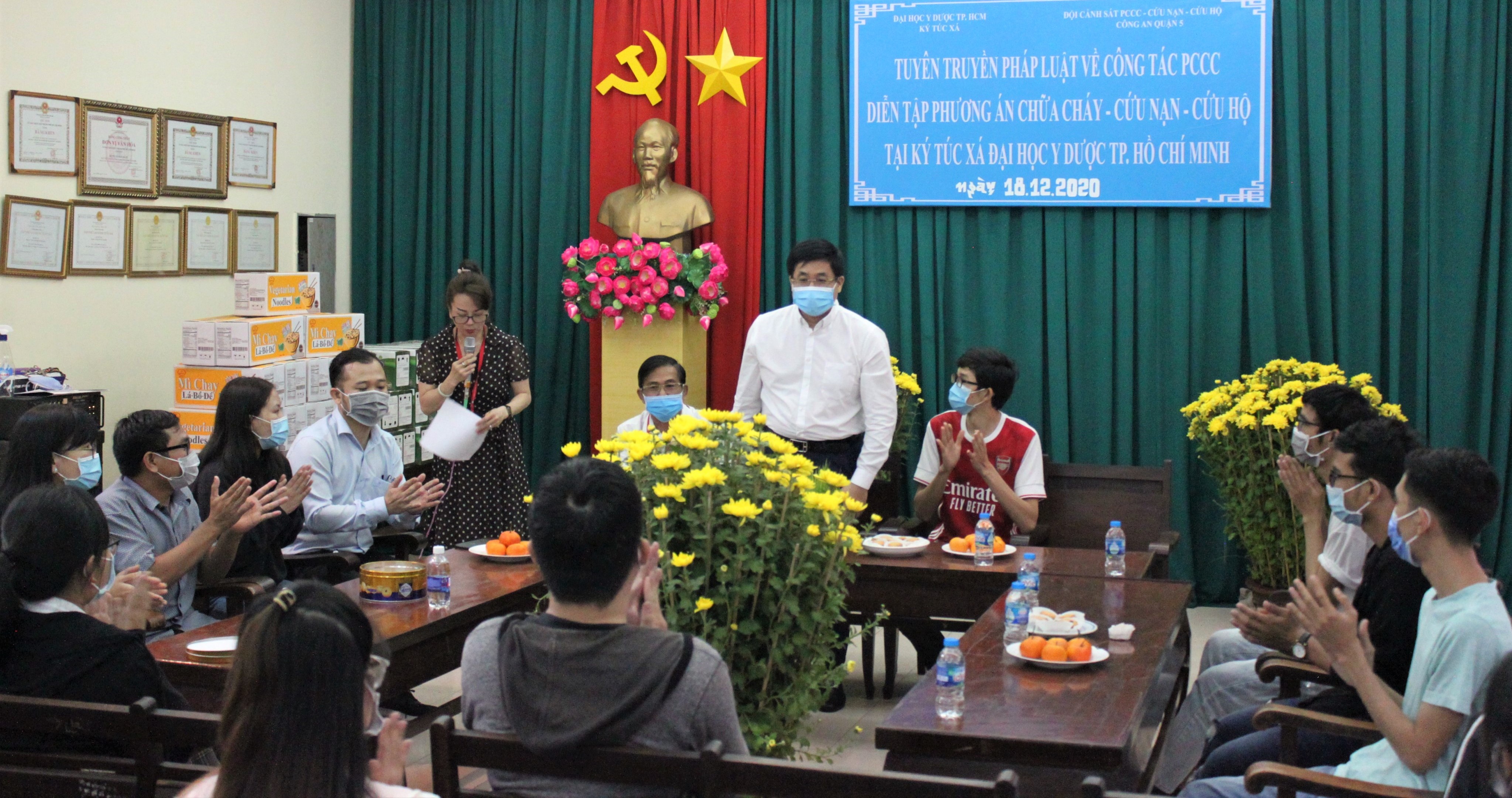 du hoc sinh mac ket do dich Covid-19 anh 1