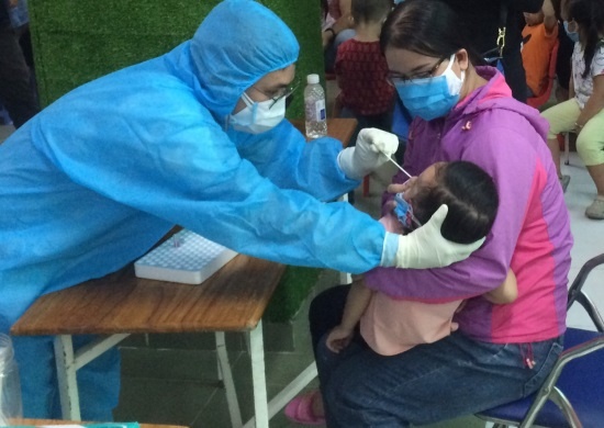 Phong toa truong mam non o TP.HCM, cach ly tai nha 45 tre hinh anh