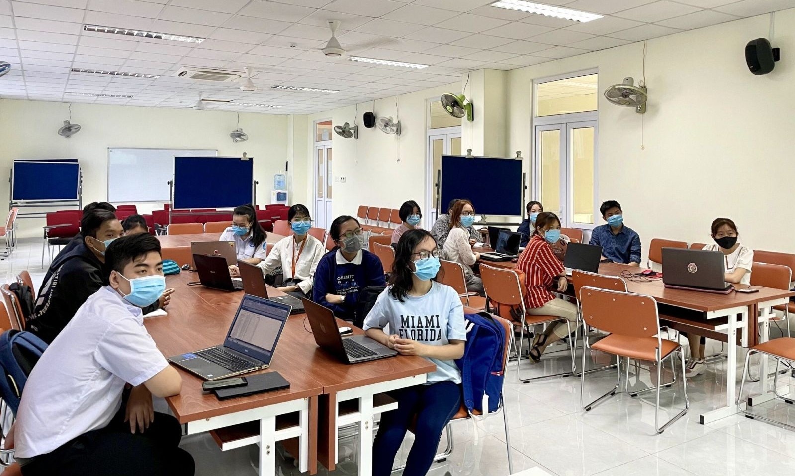 sinh vien ho tro chong dich anh 1