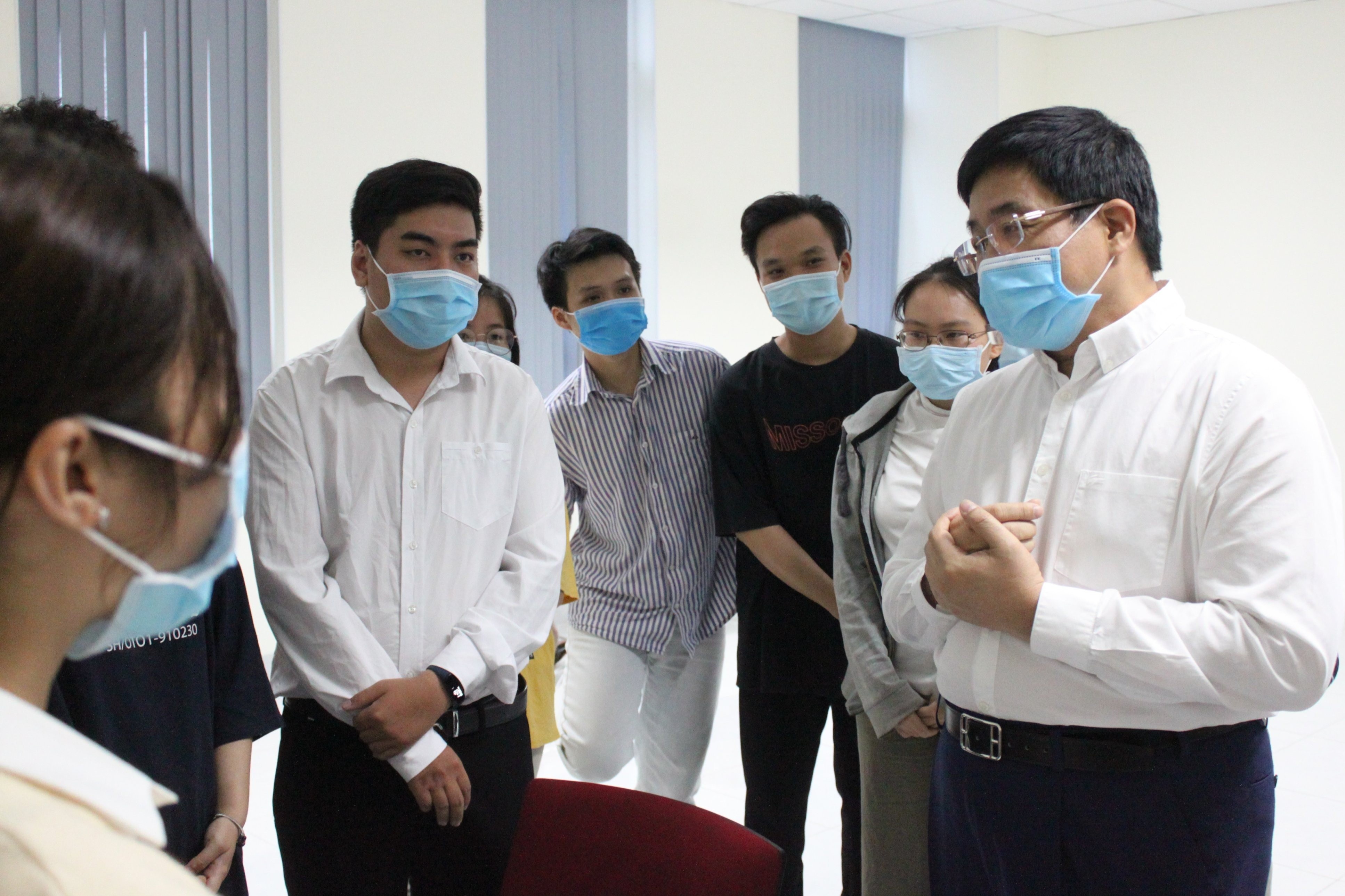 Sinh vien TP.HCM khong nghi Tet, xung phong o lai chong dich hinh anh