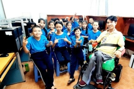 Nghi luc kien cuong cua thay giao ngoi xe lan hinh anh