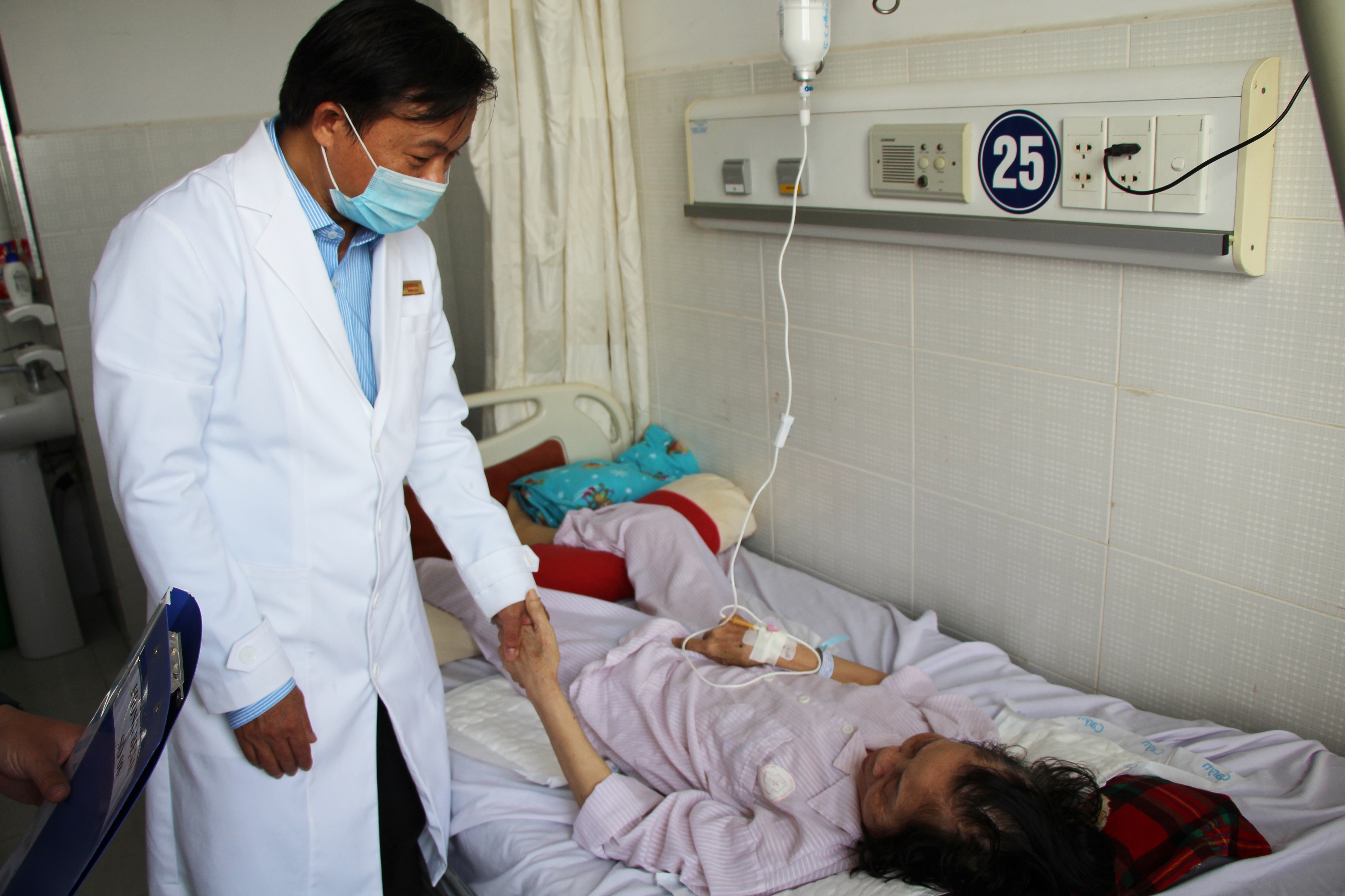 bac si La Van Phu anh 4