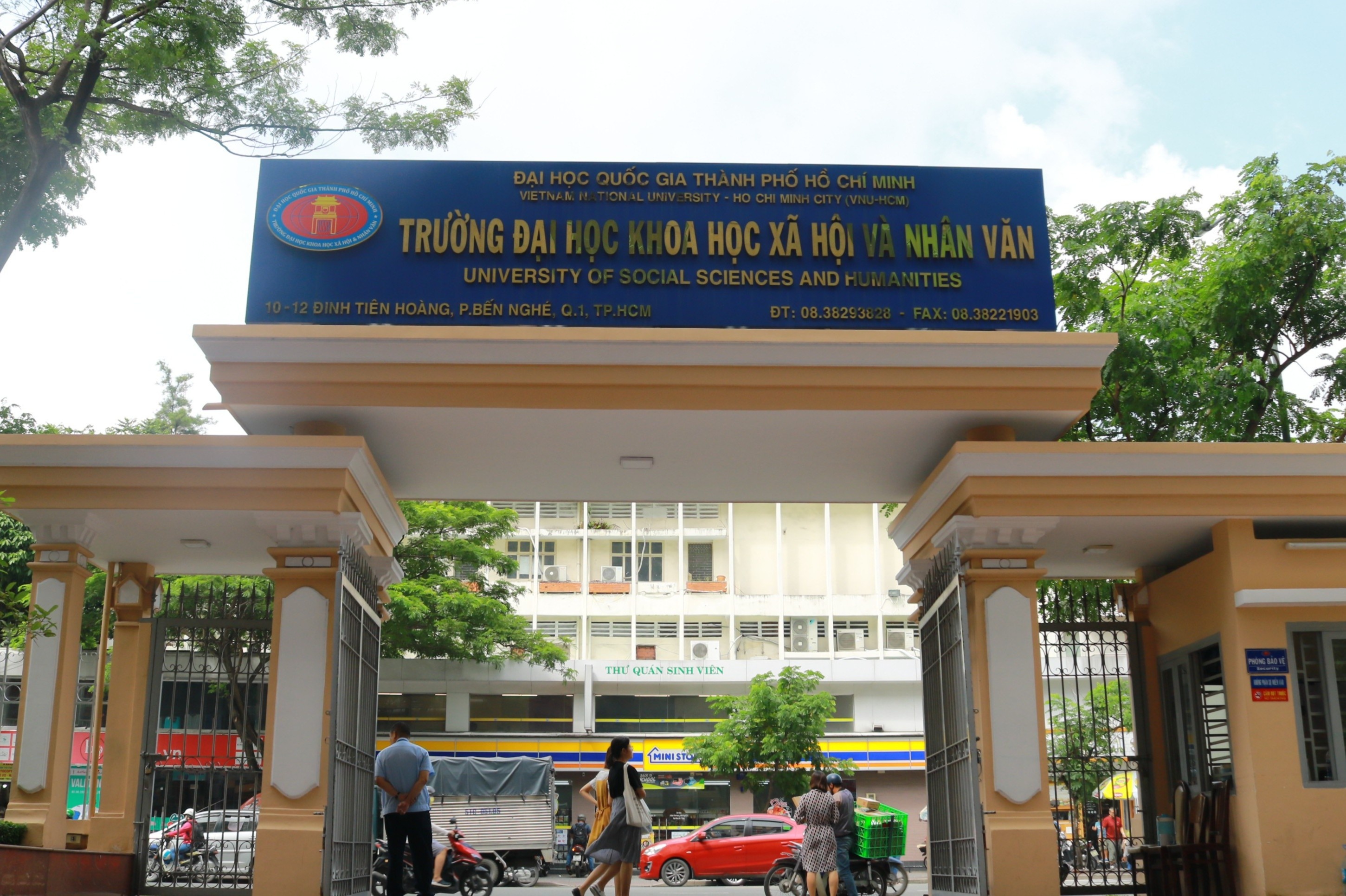 DH Quoc gia TP.HCM giai quyet don kien nghi cua 12 giang vien Nhan van hinh anh