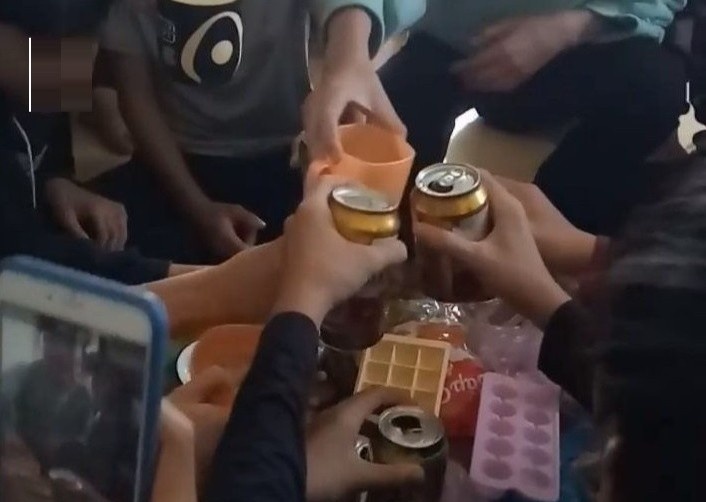 So GD&DT Thanh Hoa noi ve viec co giao co vu hoc tro uong bia hinh anh