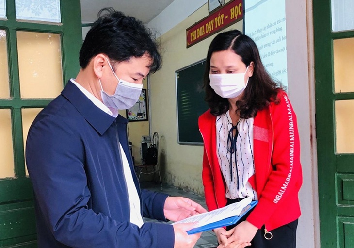 Mot truong o Hai Duong cho hoc sinh lop 12 tam nghi o nha hinh anh