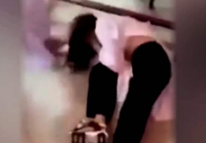 Nu sinh danh ban trong nha ve sinh hinh anh