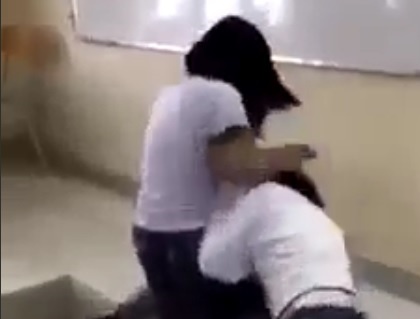 Hai nu sinh TP.HCM danh nhau trong phong hoc, ca lop ngoi nhin hinh anh