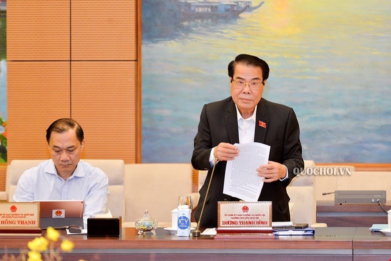 hoc sinh dung dien thoai trong lop anh 1