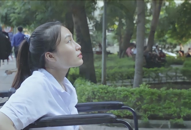 Cam phuc nghi luc cua nu sinh truong Y voi doi chan khuyet tat hinh anh