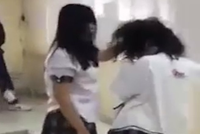 15 nguoi bi ky luat trong vu 2 nu sinh TP.HCM danh nhau hinh anh