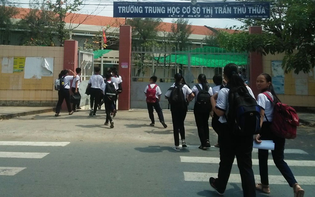 Phu huynh xong vao truong danh ban hoc cua con de dan mat hinh anh