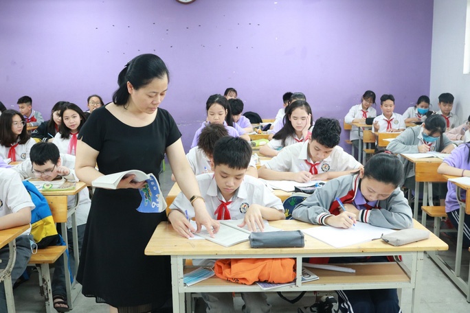 Giao vien kho vi xep hang hinh anh