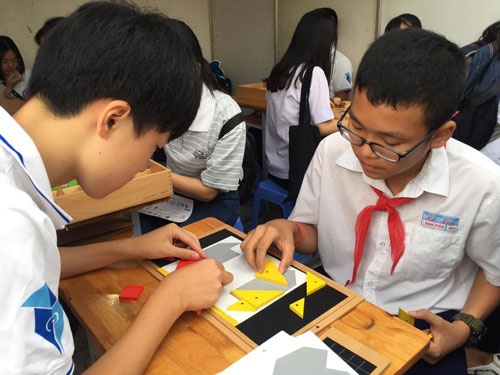 Trẻ dùng nhiều thiết bị điện tử ảnh 1 Tre dung nhieu thiet bi dien tu anh 1