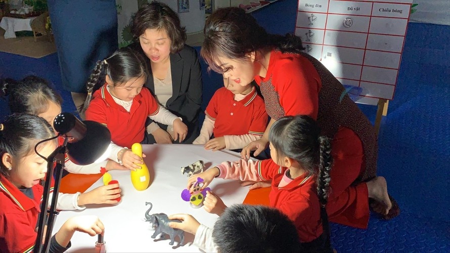 trẻ mầm non học tiếng Anh  ảnh 1 tre mam non hoc tieng Anh anh 1