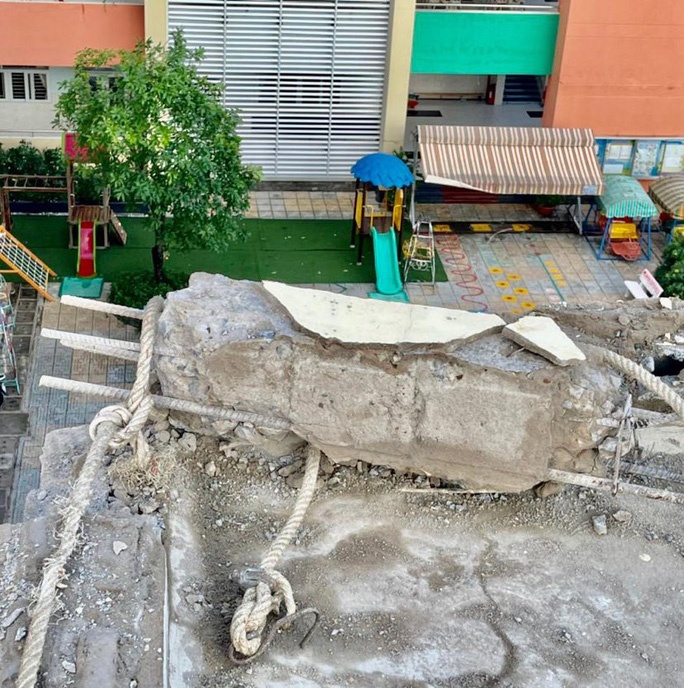 khoi be tong roi xuong san truong anh 2