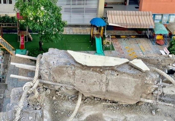 Khoi be tong lon roi xuong truong mam non o TP.HCM hinh anh