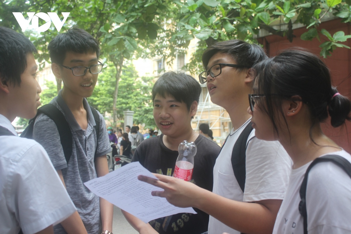 Ha Noi phat phieu dang ky du thi vao lop 10 THPT cong lap hinh anh