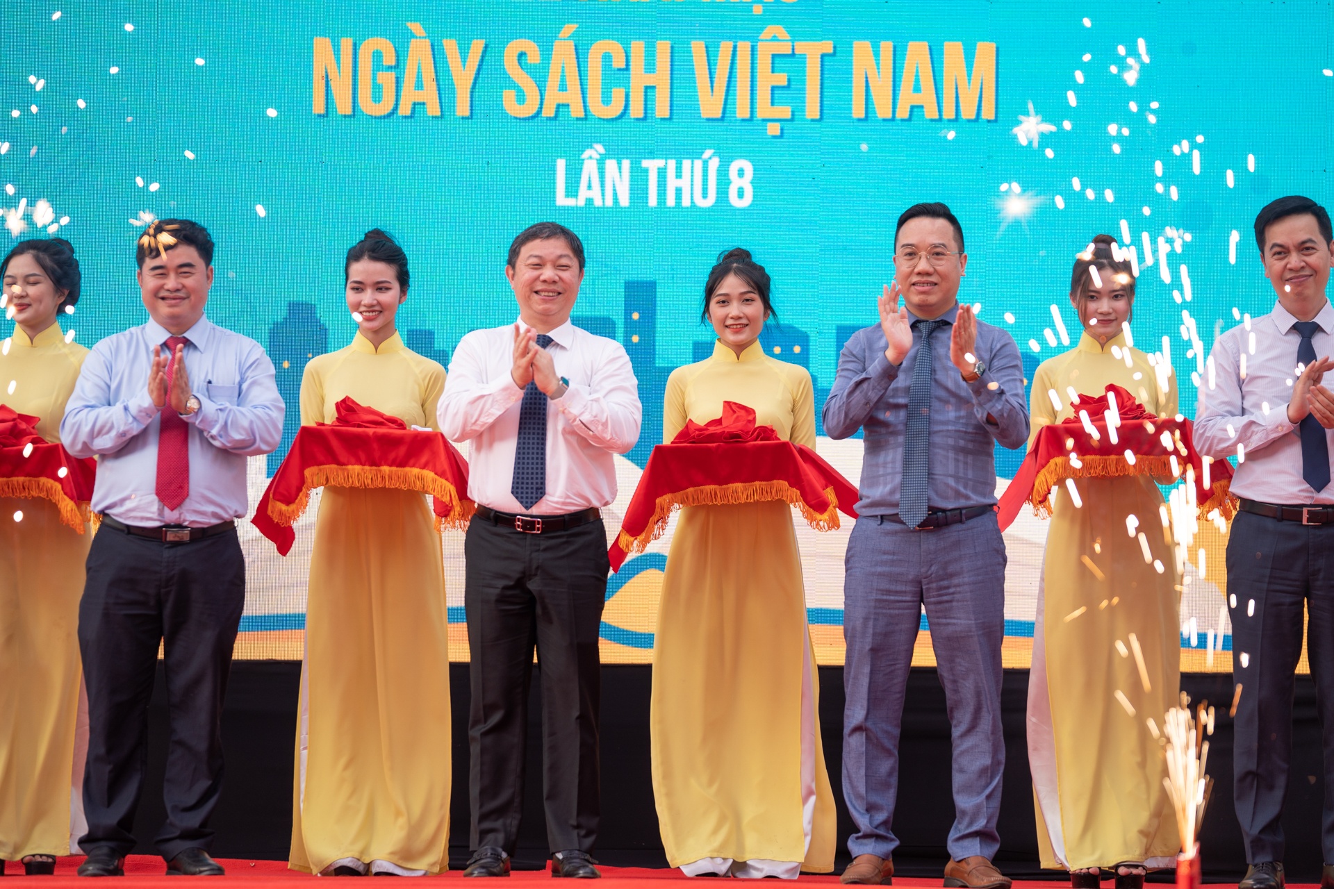 Ngay sach Viet Nam lan 8 anh 6