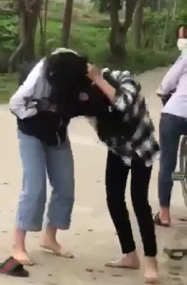 nu sinh danh nhau,  nu sinh ninh binh danh nhau,  nu sinh danh nhau hoi dong anh 1