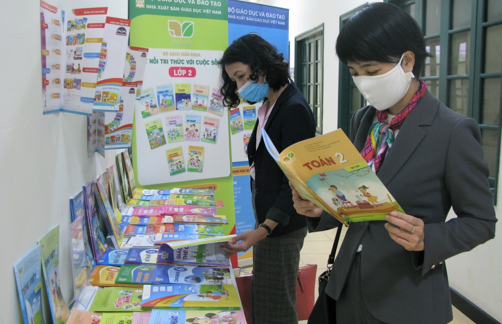 Ha Noi chon sach giao khoa lop 2 va lop 6 tu nhieu nha xuat ban hinh anh