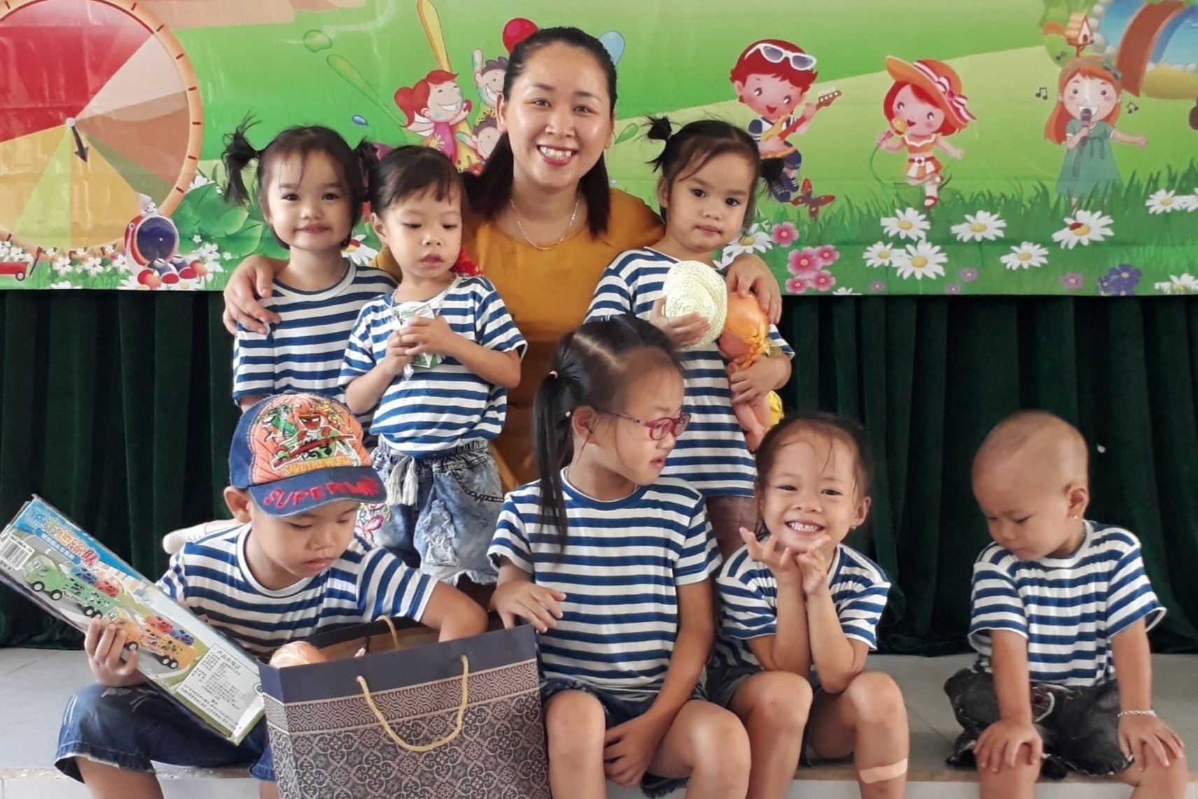 Co giao tre lam don xin ra huyen dao day hoc hinh anh