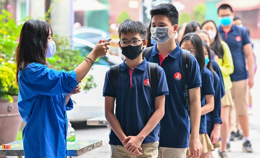 Hoc sinh Ha Noi di hoc binh thuong sau le hinh anh