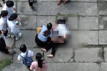 Nu sinh roi tu tang 3 sau gio thi hoc ky hinh anh