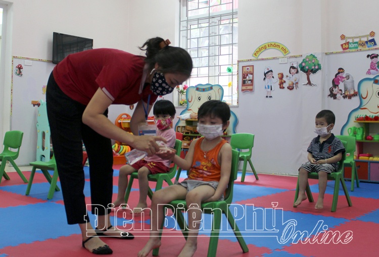 hoc sinh nghi phong dich Covid-19 anh 1