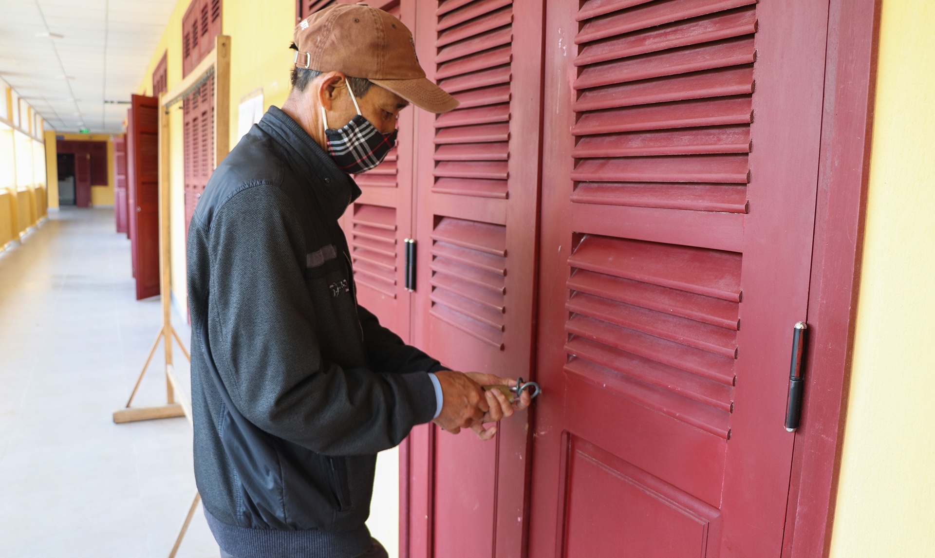 Hoc sinh Quang Tri, Bac Giang dung den truong hinh anh