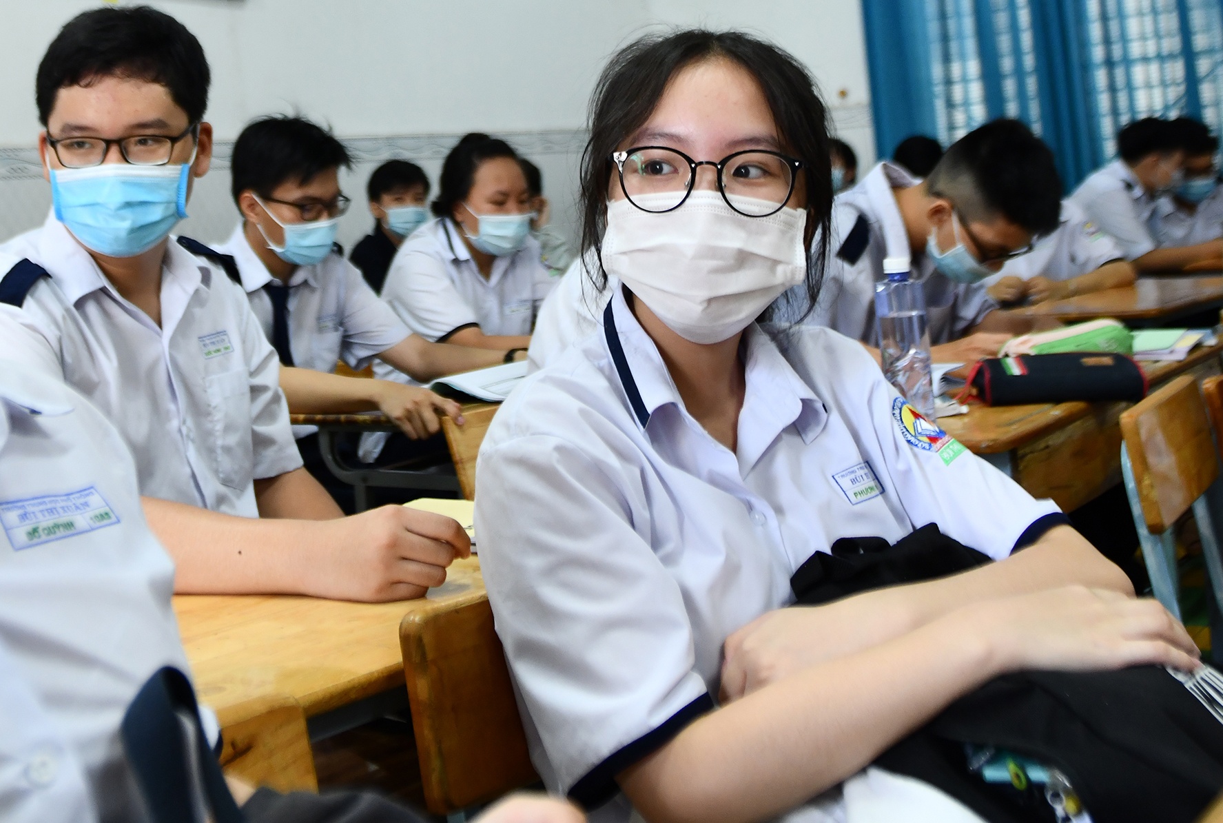 Lam Dong cho hoc sinh dung den truong hinh anh