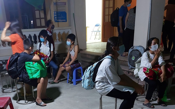 Mot hoc sinh duong tinh voi nCoV, 38 em di cach ly trong dem hinh anh