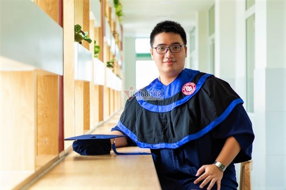 thu khoa dai hoc ngoai thuong anh 1