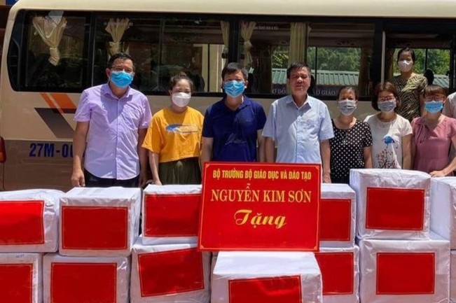 Bo truong Nguyen Kim Son dong vien thay tro Dien Bien dang cach ly hinh anh