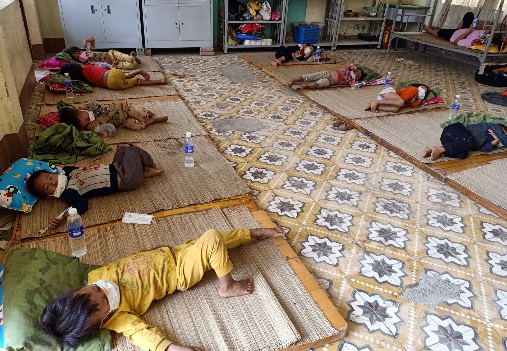 Keu goi ung ho gan 1.000 tre o Dien Bien phai cach ly trong thieu thon hinh anh