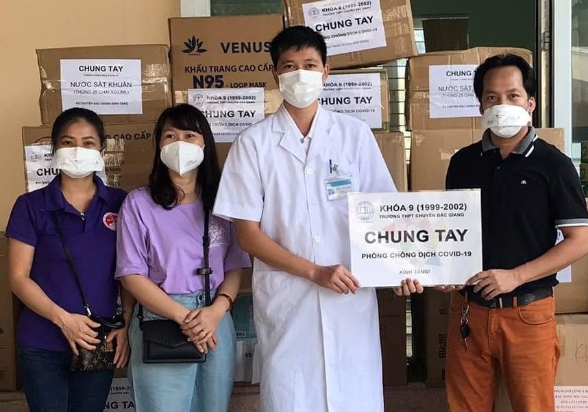 Cuu hoc sinh THPT chuyen Bac Giang ung ho hon 2,2 ty dong chong dich hinh anh