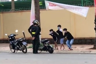 Phat hoc sinh vi pham luat giao thong bang hinh thuc thut dau hinh anh