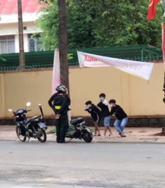 phạt học sinh thụt dầu ảnh 1 phat hoc sinh thut dau anh 1