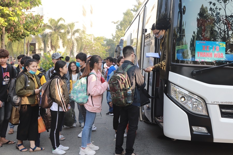 Sinh vien ve que tranh dich anh 1