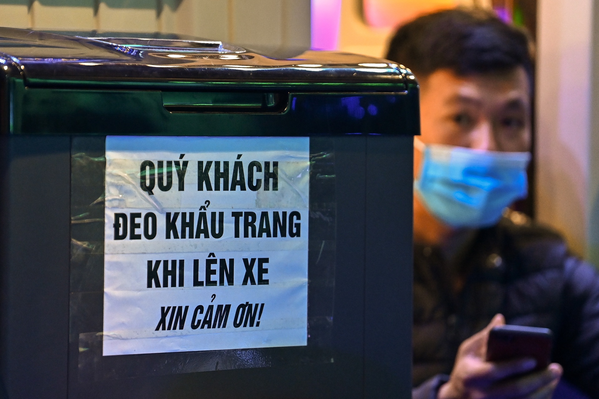 Ky tuc xa thanh noi cach ly, truong cho xe dua sinh vien ve que hinh anh