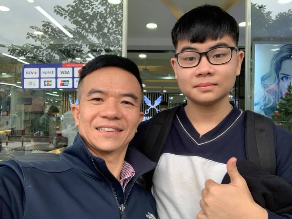 Con duoc hoc bong, cha chuyen 100 trieu dong ung ho quy vaccine hinh anh