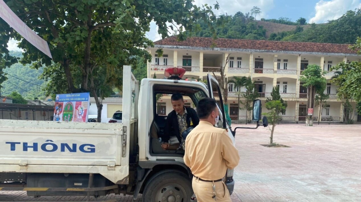 canh sat giao thong dua thi sinh di thi anh 1