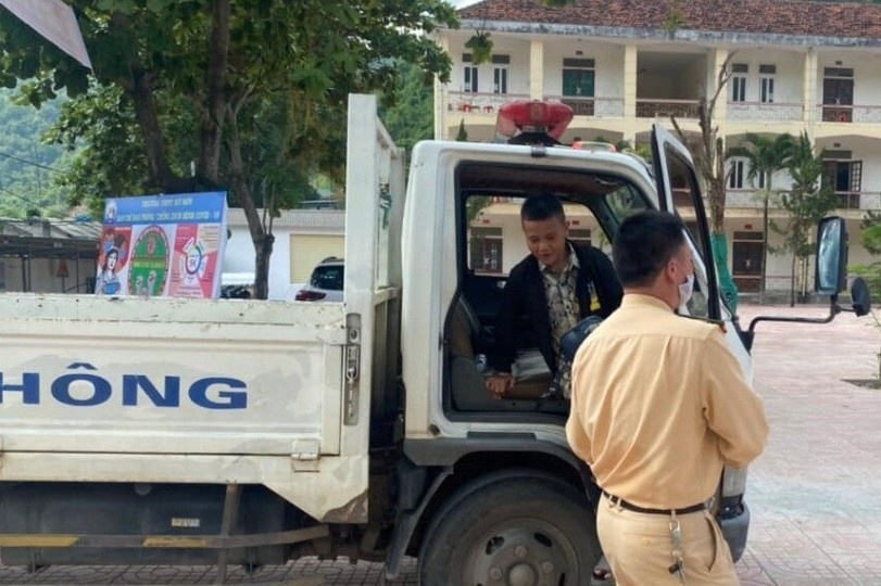 Canh sat giao thong dua thi sinh bi hong xe den diem thi hinh anh