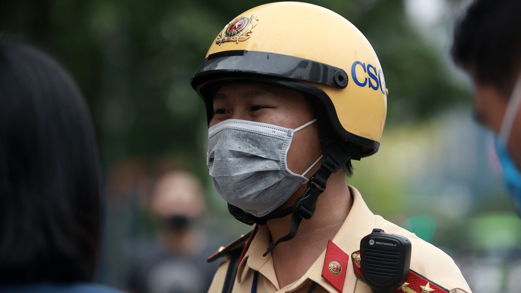 Canh sat giao thong dua thi sinh den diem thi hinh anh