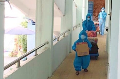 Be 5 tuoi o TP.HCM lon ton be do, cung me den khu dieu tri Covid-19 hinh anh